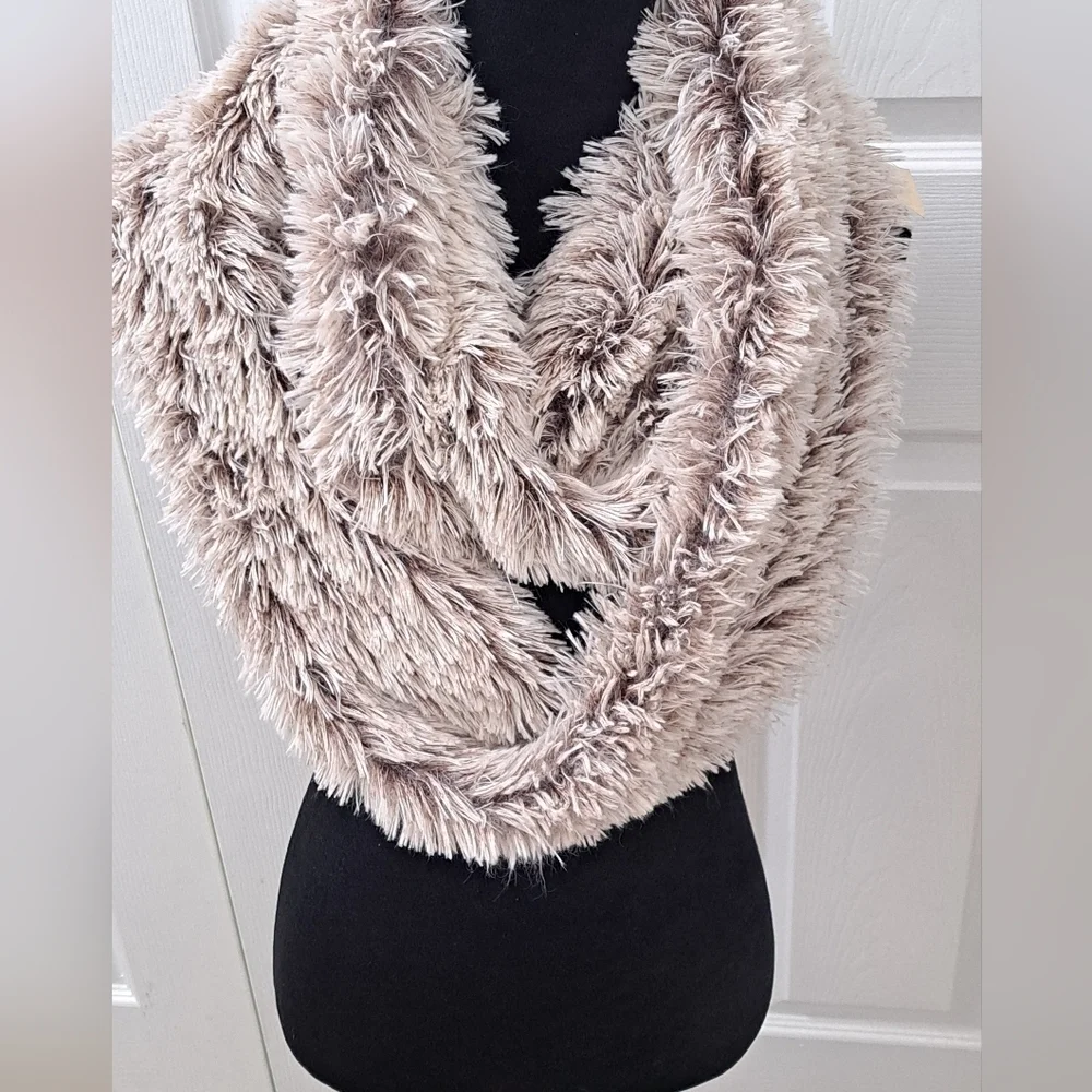 NWT Spunky Soul Grey & White Infinity Scarf